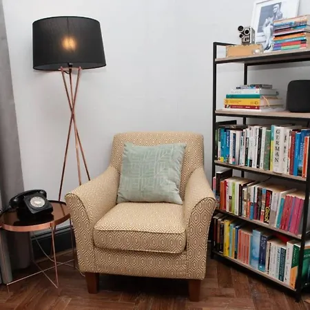Spacious Victorian Flat In The Heart Of