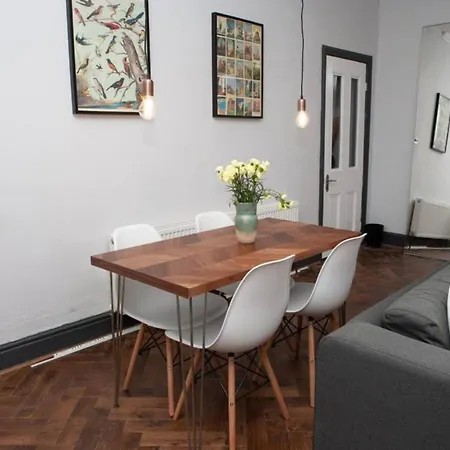 Spacious Victorian Flat In The Heart Of